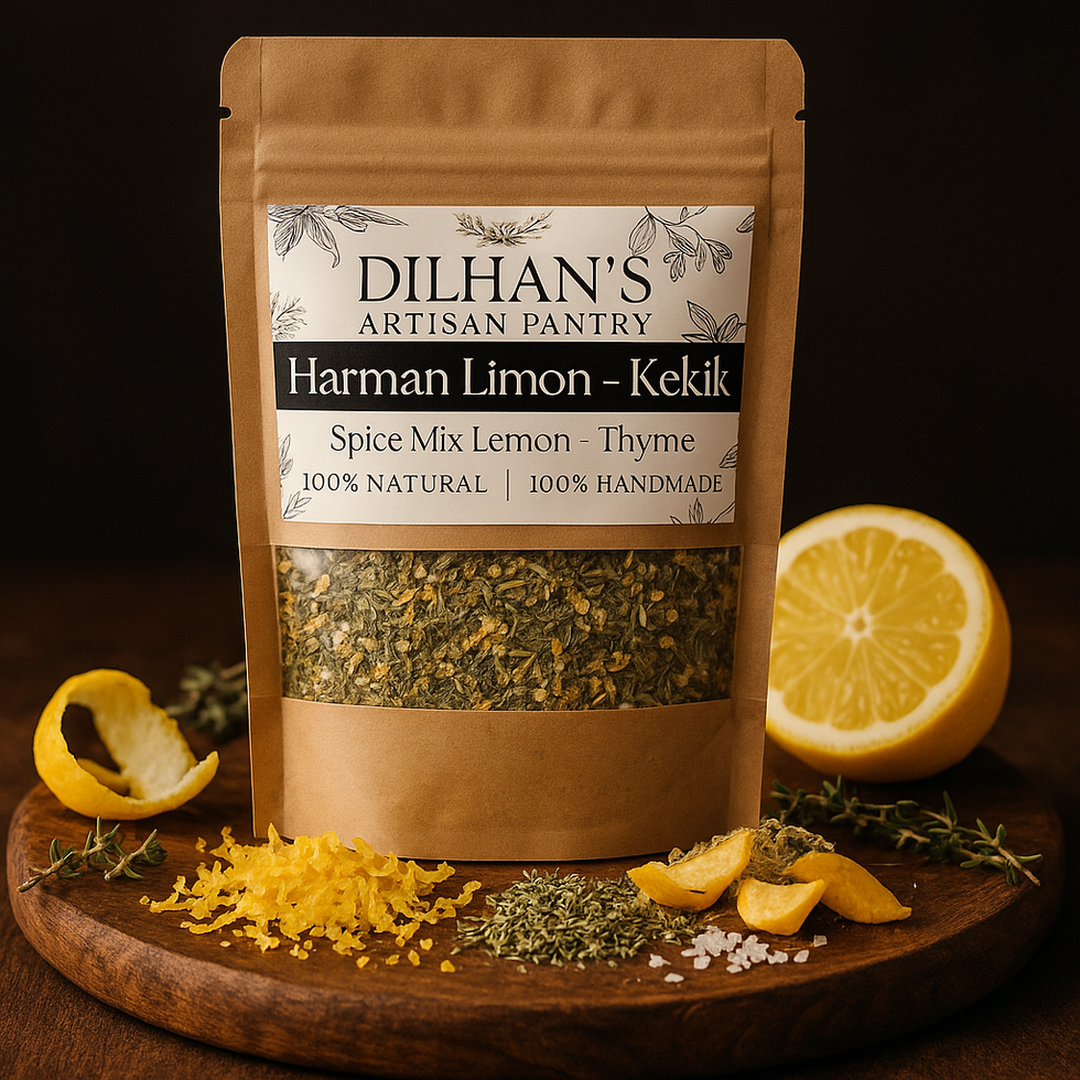 Küçük cam kavanozda limon kabuğu ve kekik yapraklarıyla hazırlanan doğal limonlu kekik baharat karışımı