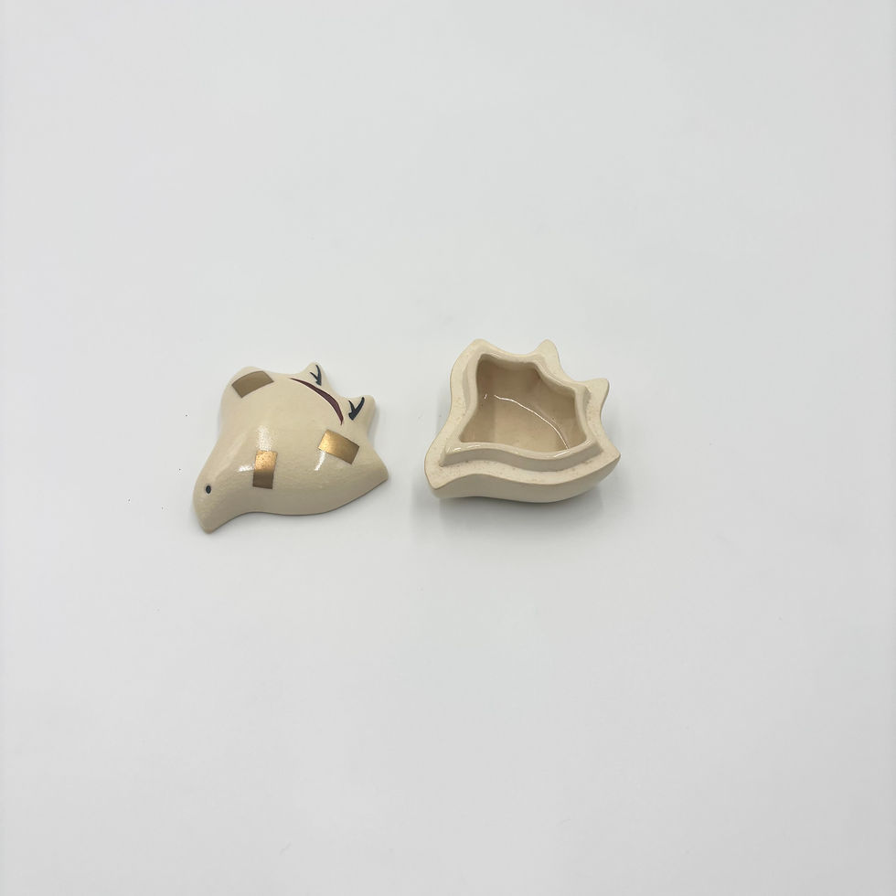 Thumbnail: Porcelain Bird-Shaped Incense Container with Gold Decoration
