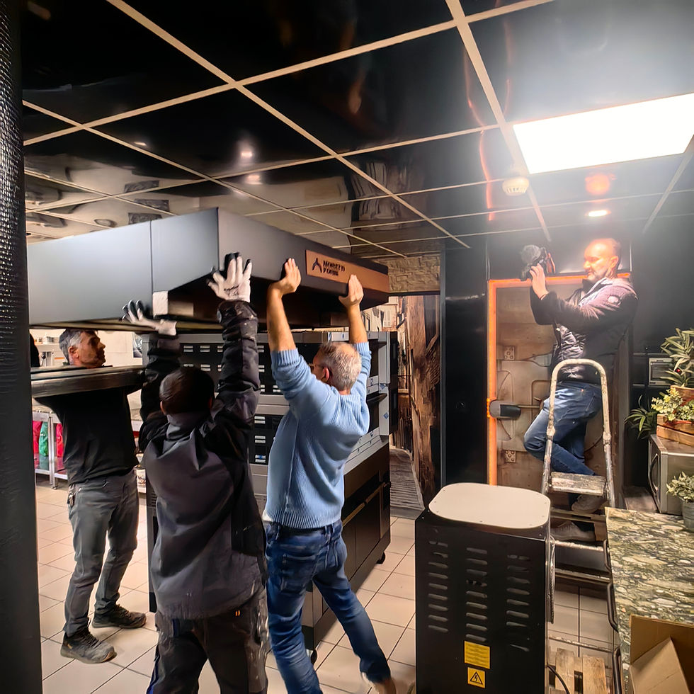 Montage du four à l'institut, capturé par l'équipe Moretti Forni