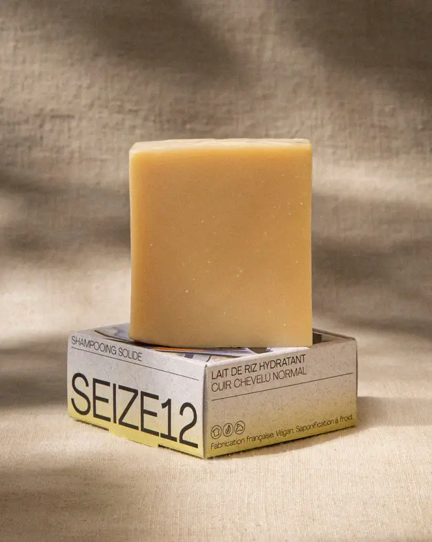 Savon carré SEIZE12 sur une boîte, texte en français «Lait de Riz».