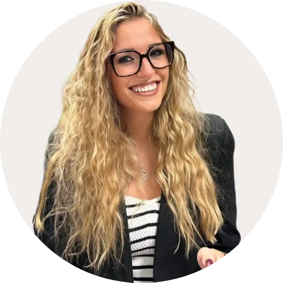 Femme souriante avec des lunettes et des cheveux bouclés