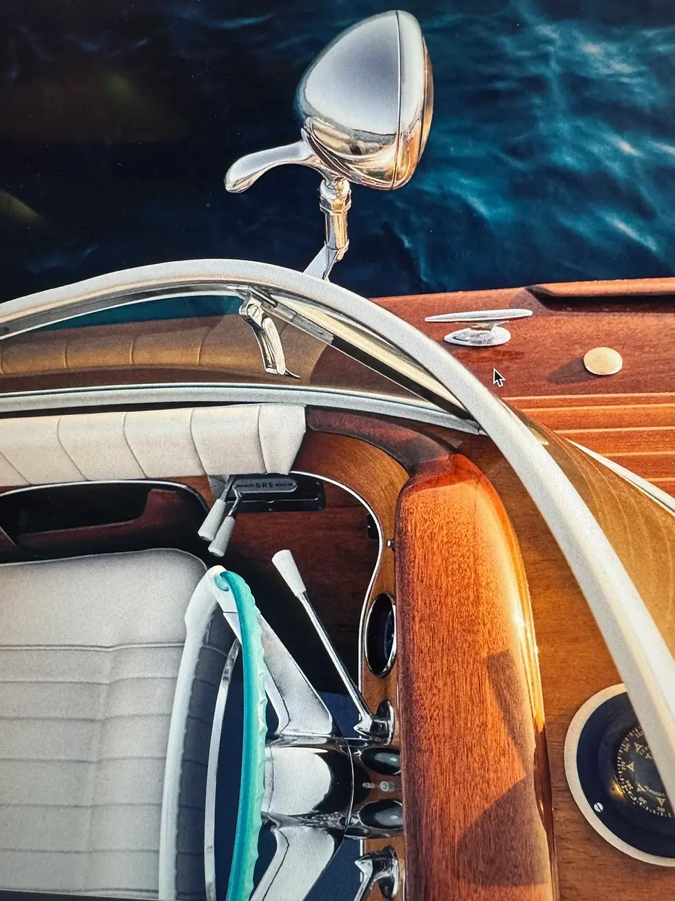 Intérieur de bateau en bois: volant, rétroviseur, mer en arrière-plan, navigation