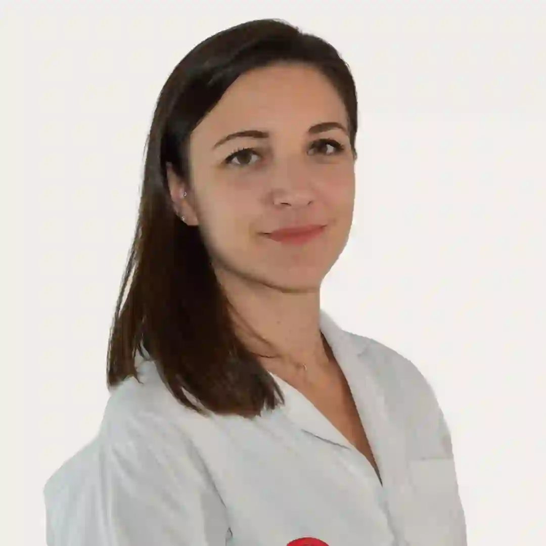 Femme souriante en blouse blanche