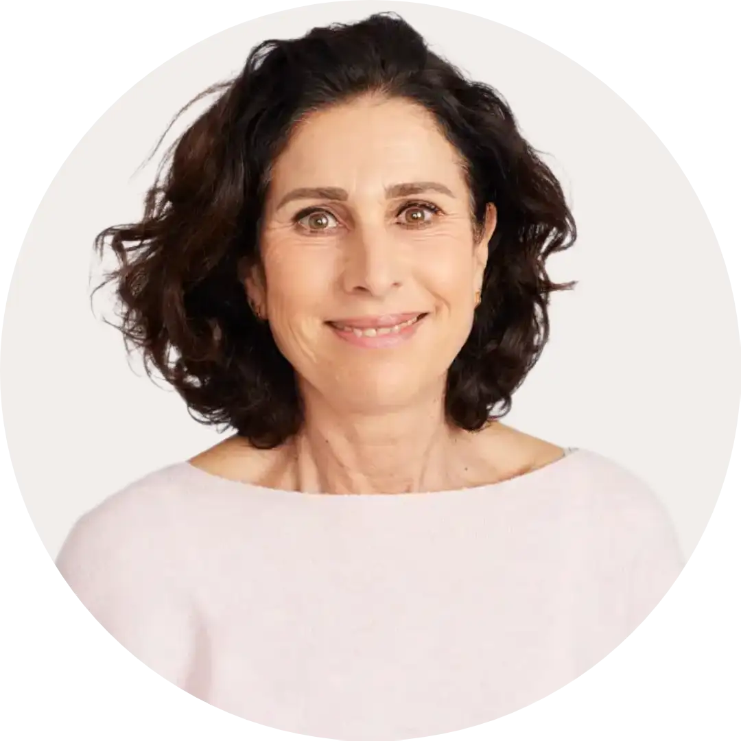 Femme souriante avec des cheveux foncés