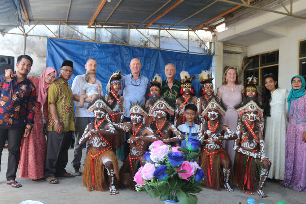 PAPUAN WELCOME CEREMONIAL
"apa sih itu piring gantung?"