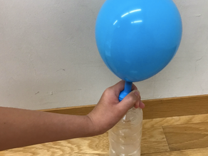 家にあるもので　風船を膨らませる