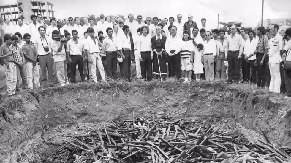 Violeta Barrios enterrando las armas de la guerra civil en septiembre de 1990 | Fotografía cortesía