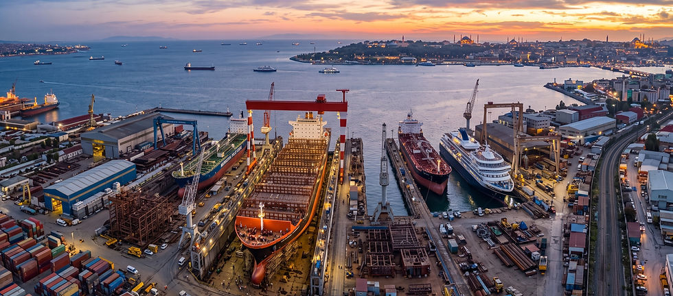 Gün batımında İstanbul Tersanesi'nde gemi inşa ve bakım çalışmaları
