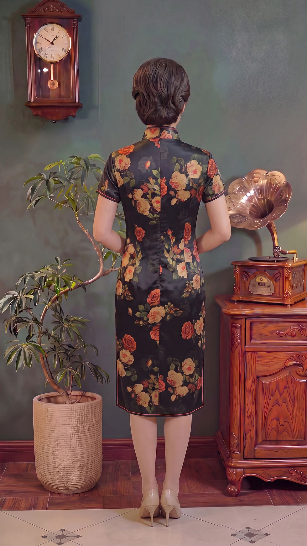 Thumbnail: 黑底紅玫瑰短旗袍 Short black qipao with red rose pattern P-030