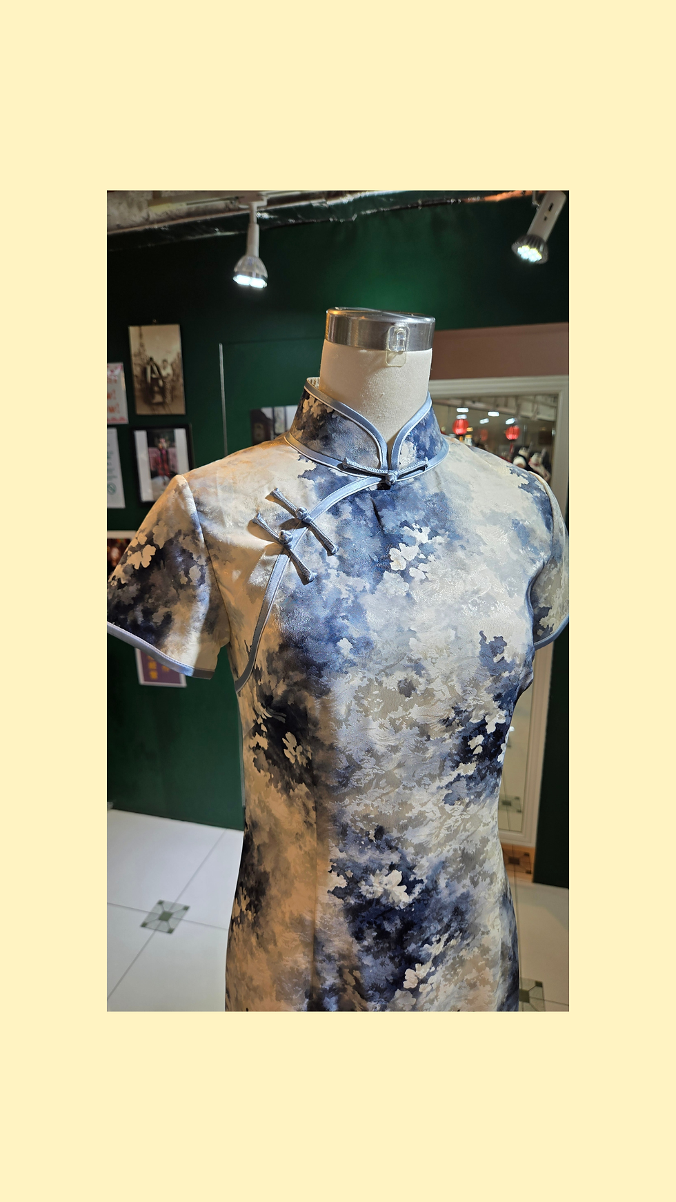 Thumbnail: 米黑色長旗袍 Beige and Black Floral Long Qipao P-037