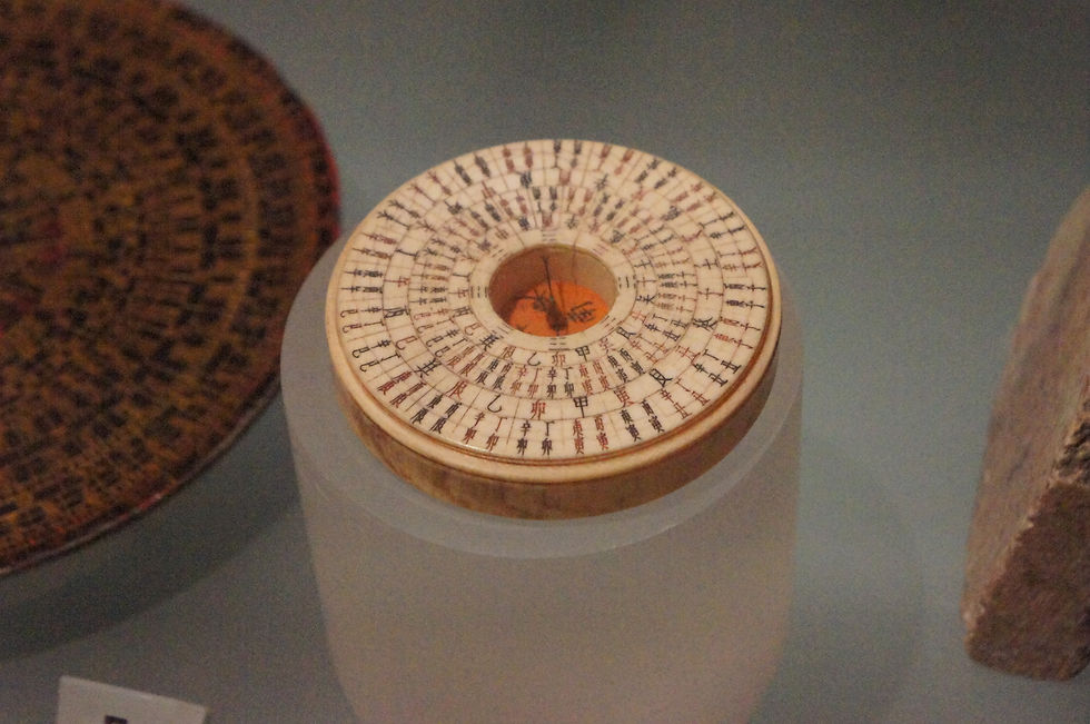 Photo of a Chinese geomantic compass from c. 1760 taken at the National Maritime Museum, United Kingdom (Victoria C. CC 4.0)