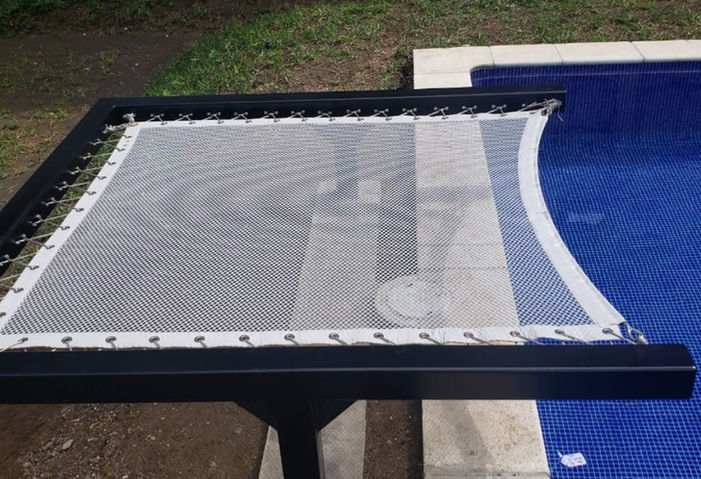 רשת פתוחה מעוצבת ליד הבריכה צבע לבן