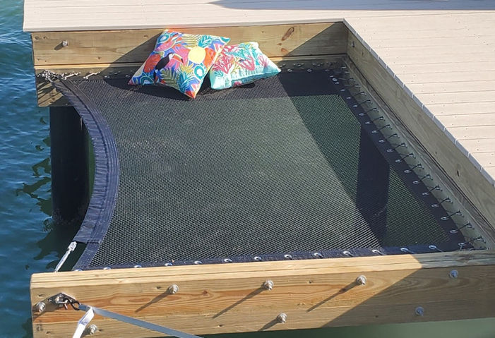 רשת פתוחה מעוצבת מעל המים צבע שחור