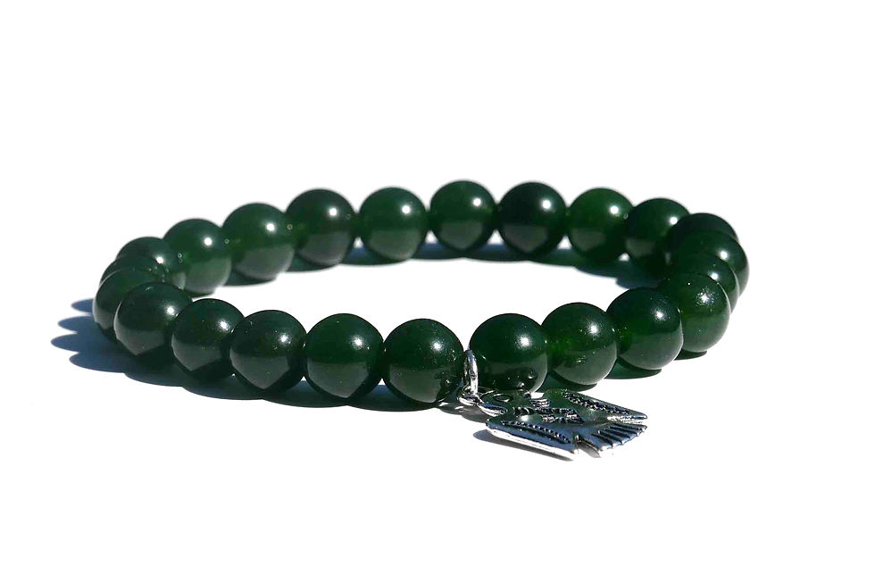 Miniaturbild: Edelstein Armband aus grüner, dunkler Jade mit einem silbernen Thunderbird-Anhänger, Ansicht Vorne