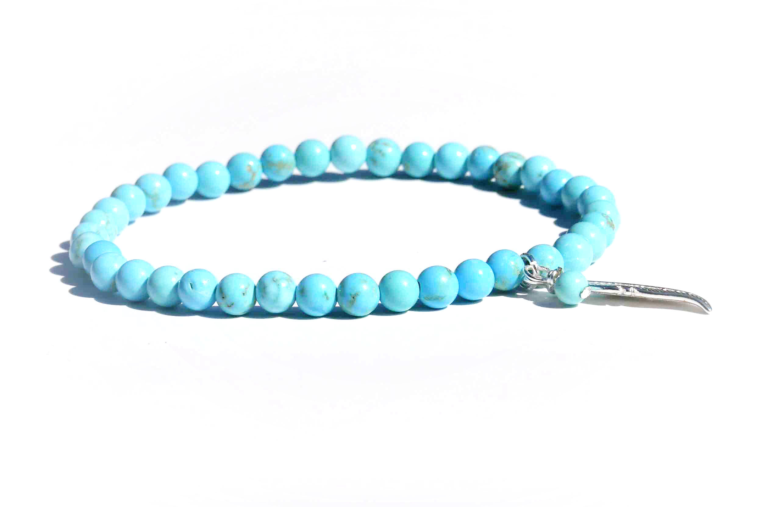 Edelstein Armband aus Türkissteinen und einem silbernen Feder-Anhänger, Ansicht Seite