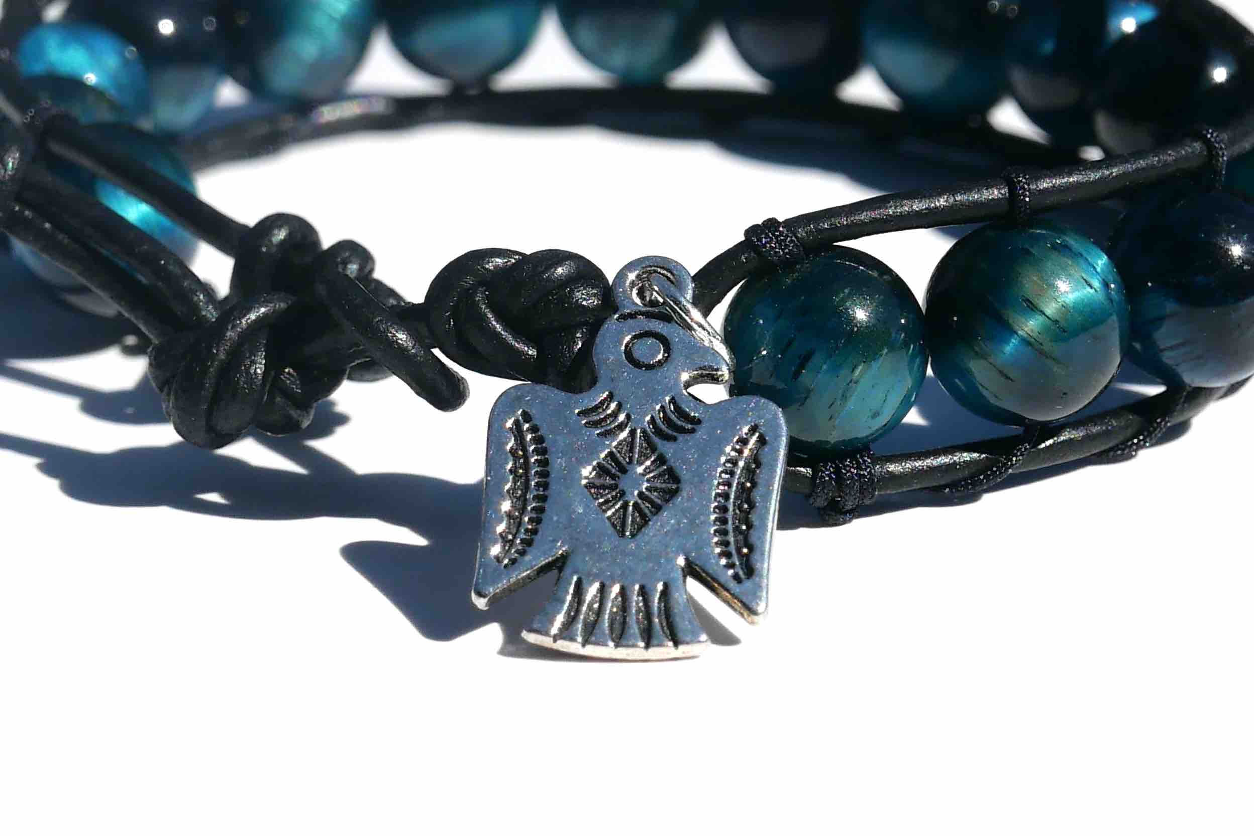 Lederarmband mit blauen Tigeraugen Natursteinen und Thunderbird-Anhänger, Ansicht Detail