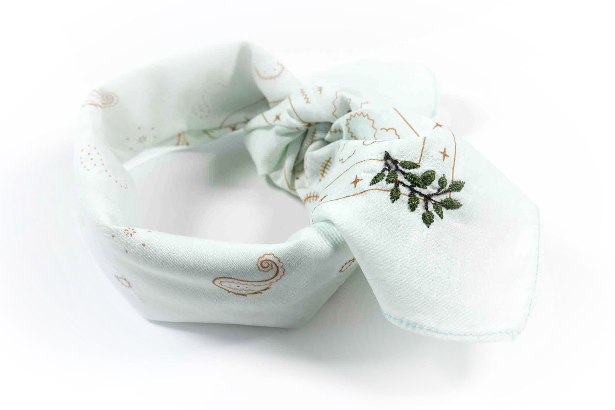Mintfarbenes Bandana mit einem bestickten Zweig in der Ecke, Ansicht 1
