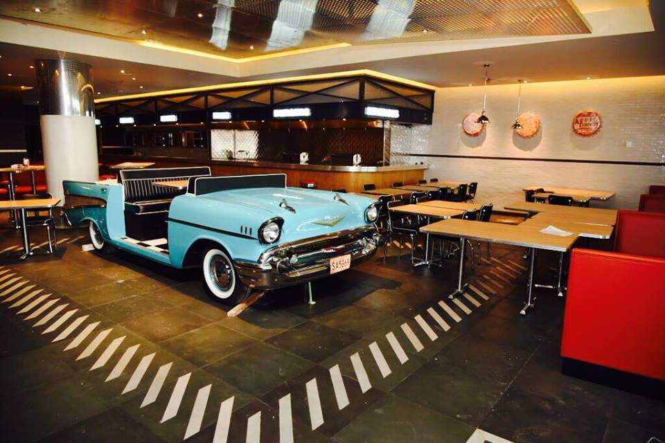 縮圖：1957 Chevrolet Bel Air 整车卡座沙发+餐桌 墨西哥坎昆凯悦酒店