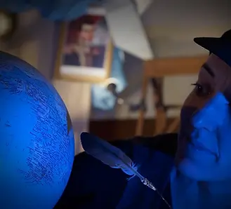 une femme regarde un globe