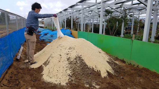 もみ殻＋鶏糞＋米ぬか　　この後混ぜて、水を加えます（もみ殻堆肥作り）