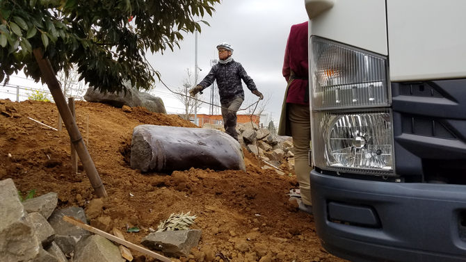 築山に、石を設置