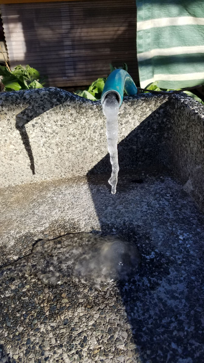 八街の氷柱