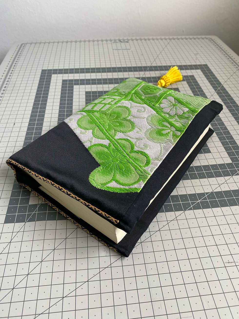 Thumbnail: Golden Green Ox Vintage Silk Kimono Book Cover/御所車のブックカバー