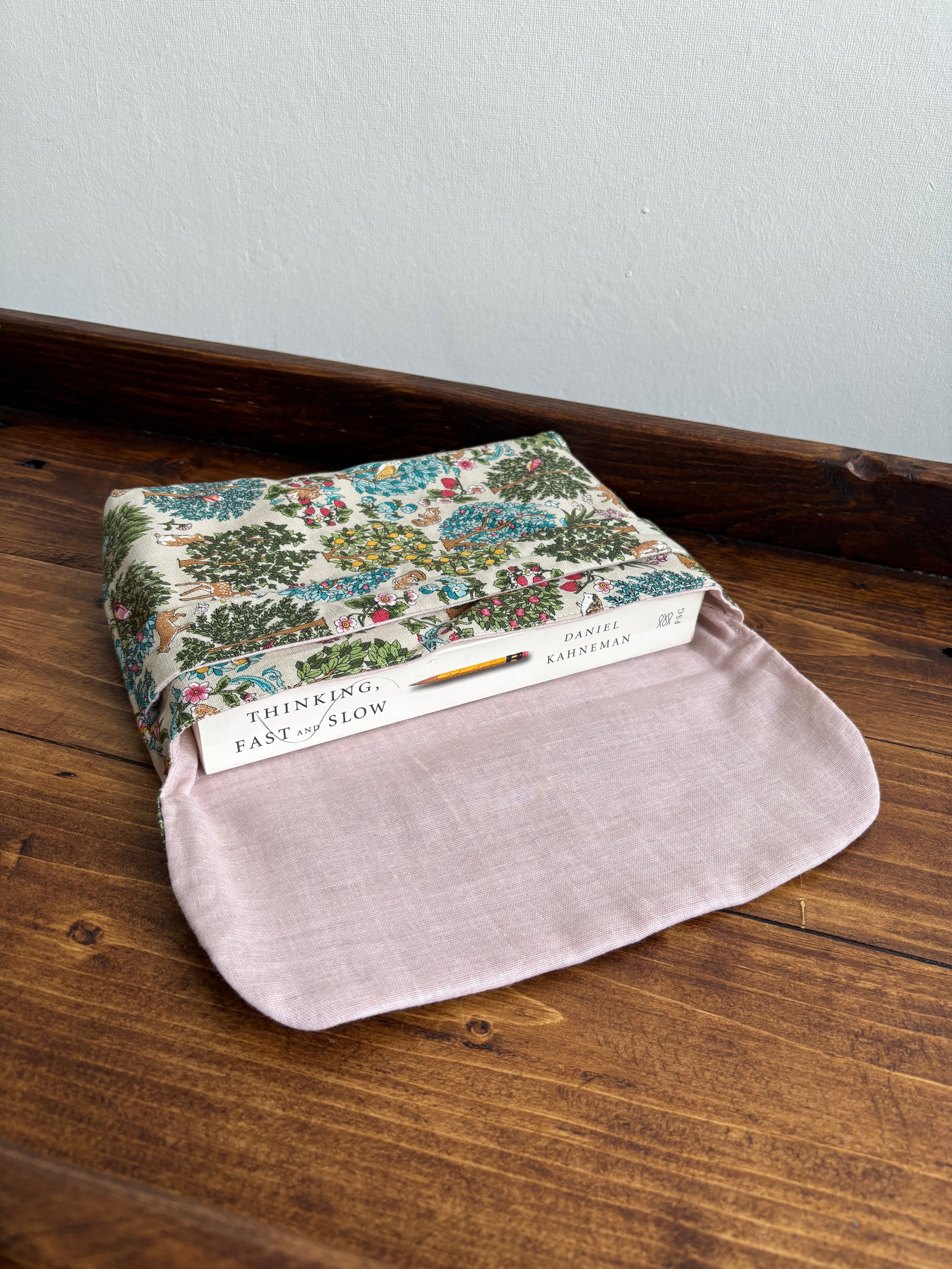 Woodland Animal Motif Japanese Cotton Fabric Book Case/ 森の動物柄のコットンリネンのブックケース