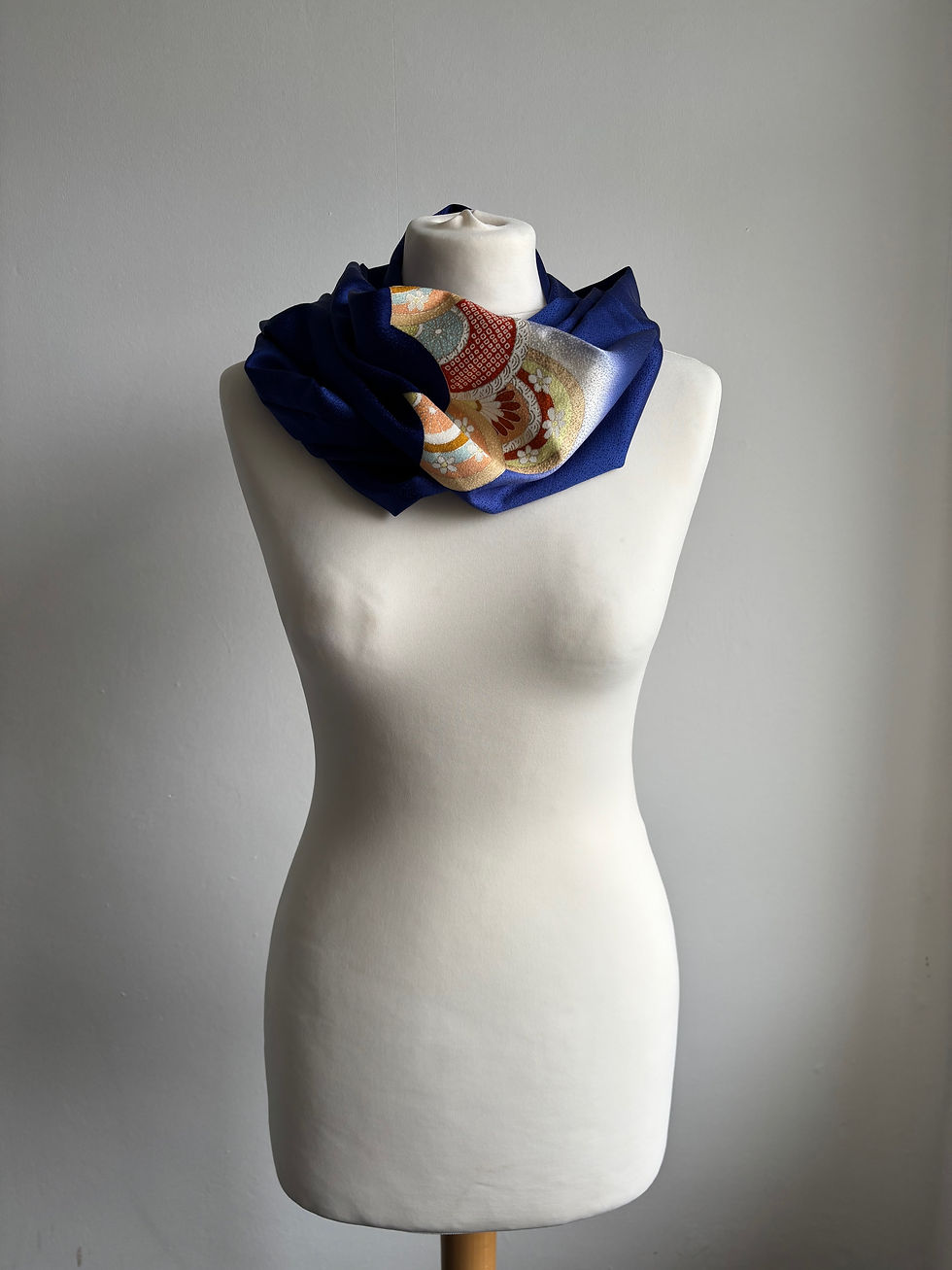 Thumbnail: Brilliant Blue Floral & Fan Vintage Silk Kimono Scarf / 輝青花扇スカーフ