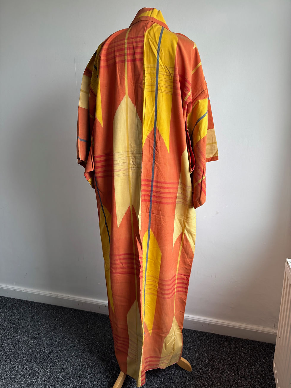 Thumbnail: Vintage Orange Arrow Pattern Kimono Robe / 矢絣のローブ