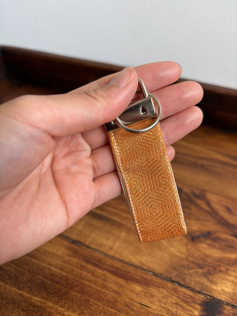 Thumbnail: Golden Orange Bamboo Motif Vintage Silk Kimono Keychain / 金橙竹キーチェーン