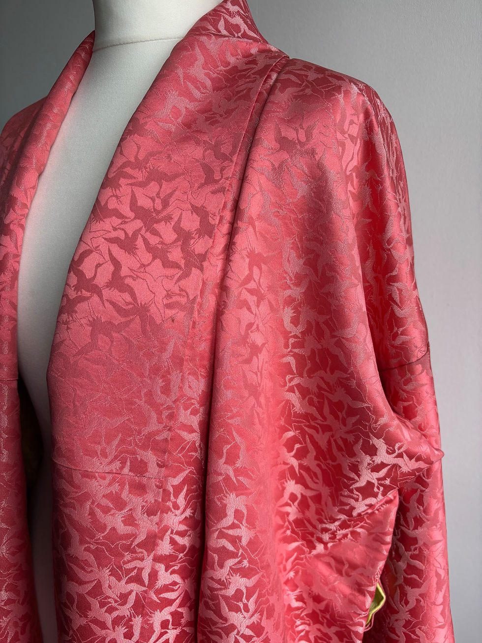Thumbnail: Pink Silver Crane Vintage Silk Kimono Haori Jacket / ピンク銀鶴着物羽織ジャケット