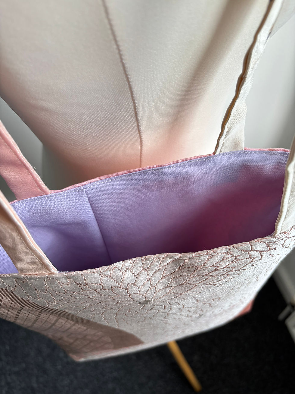 Thumbnail: Silken Pink Glow Chrysanthemum Vintage Silk Kimono Tote Bag / 桃色の菊のトートバッグ