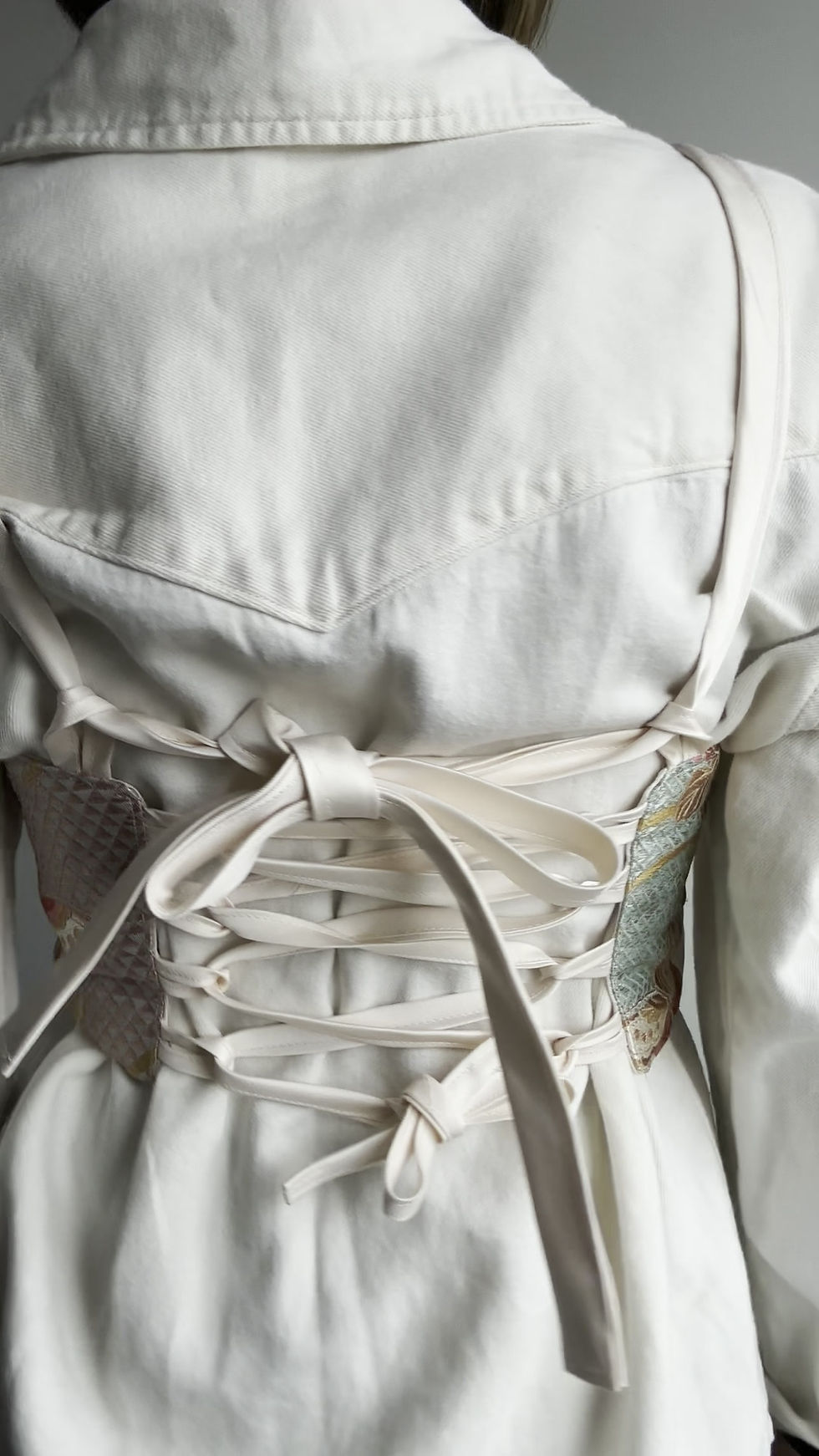 Thumbnail: Pastel Pink Butterfly Vintage Silk Kimono Corset/ 蝶々のコルセット