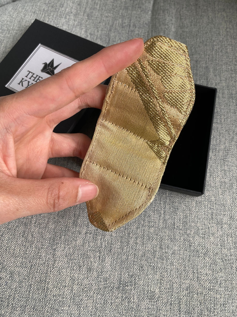 Thumbnail: Golden Peacock Feather Vintage Silk Kimono Magnetic Bookmark/孔雀の羽のマグネット