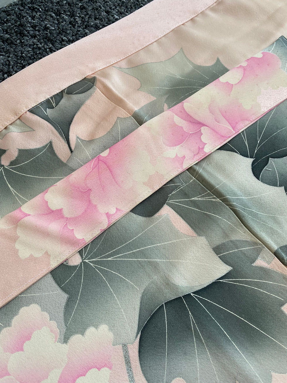 Thumbnail: Gorgeous Pink Peony Vintage Silk Kimono Wrap Skirt/ピンクの牡丹のラップスカート