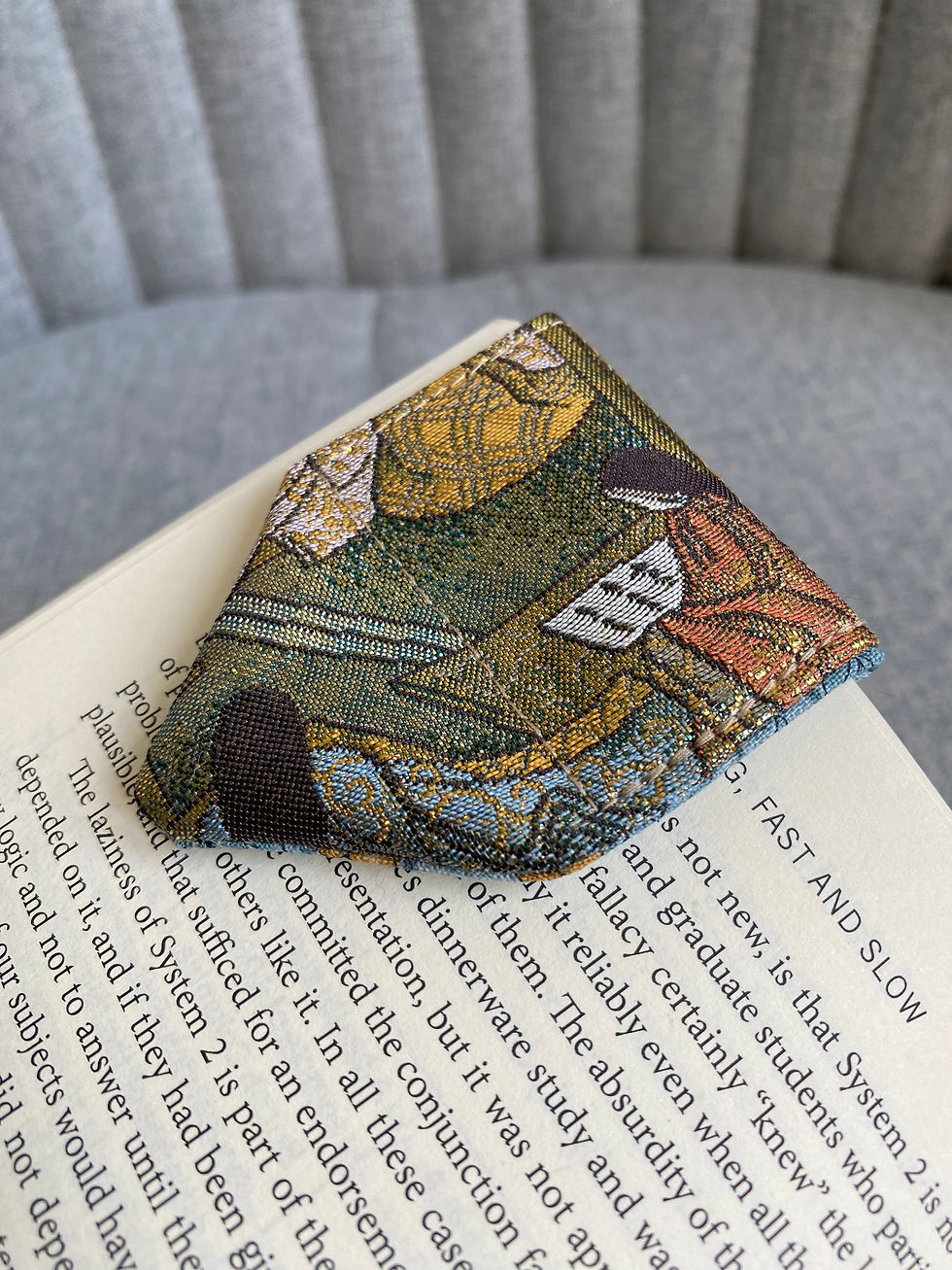 Thumbnail: Morris & Golden Heian Emaki Vintage Silk Kimono Magnetic Book Mark/平安絵巻のブックマーク