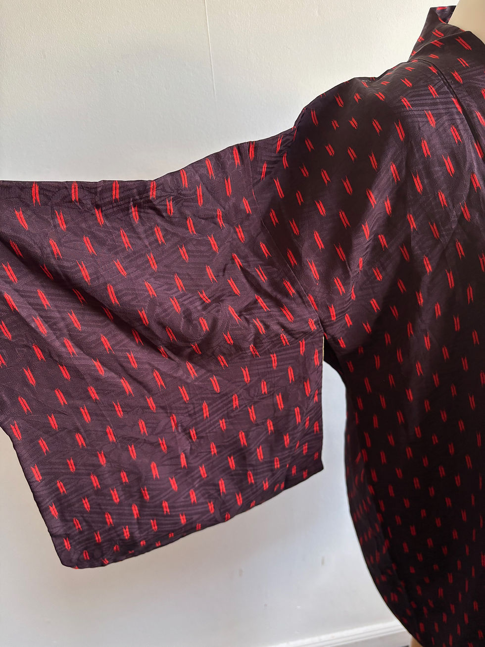 Thumbnail: Arrow Feather Pattern – Vintage Silk Haori Jacket / 矢羽根文様の羽織ジャケット