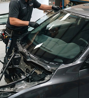Show a windowshild replacement on a car.jpg