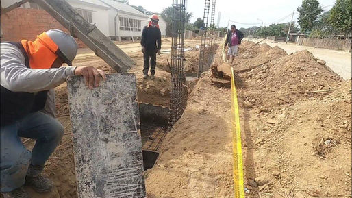 El cordón de cerco es una viga corrida de concreto armado (hormigón reforzado) que se construye a nivel de piso y sirve como base estructural para fijar las bases a piso de los postes.