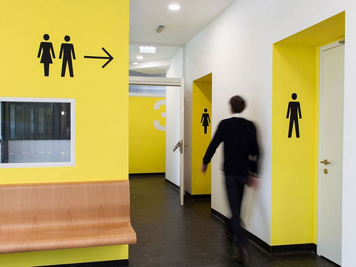 En México, la señalética hospitalaria debe cumplir con lineamientos de accesibilidad establecidos en la NOM-233-SSA1-2003, así como con principios de diseño universal. Además, se recomienda seguir estándares internacionales como ISO 3864 para señalización de seguridad.