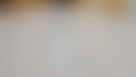 La pintura epóxica es un recubrimiento bicomponente que, al mezclarse, genera una capa altamente adherente, resistente a químicos, impactos y abrasión.