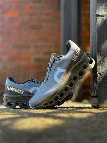 新品同様 On Cloudmonster PLEASURES The Loop Women's Cloudmonster Hyper PLEASURES x The Loop | Brown | On