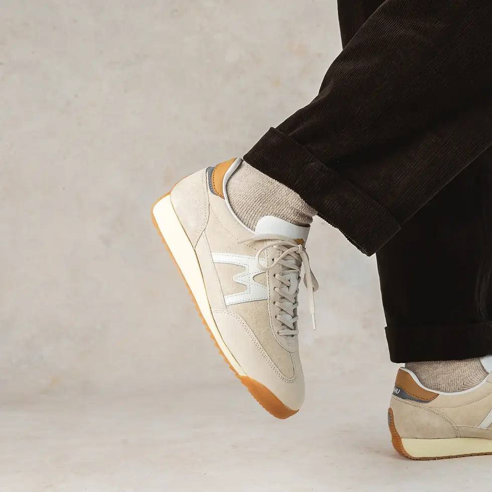 Karhu Mestari Sneakers in turtledove and white on model foot detail