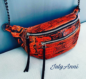 פאוץ׳ כתום מעור קרוקודיל עם רצועת עור ושרשרת