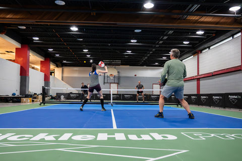 joueurs sur surface tapis de jeu de pickleball vente et location québec canada