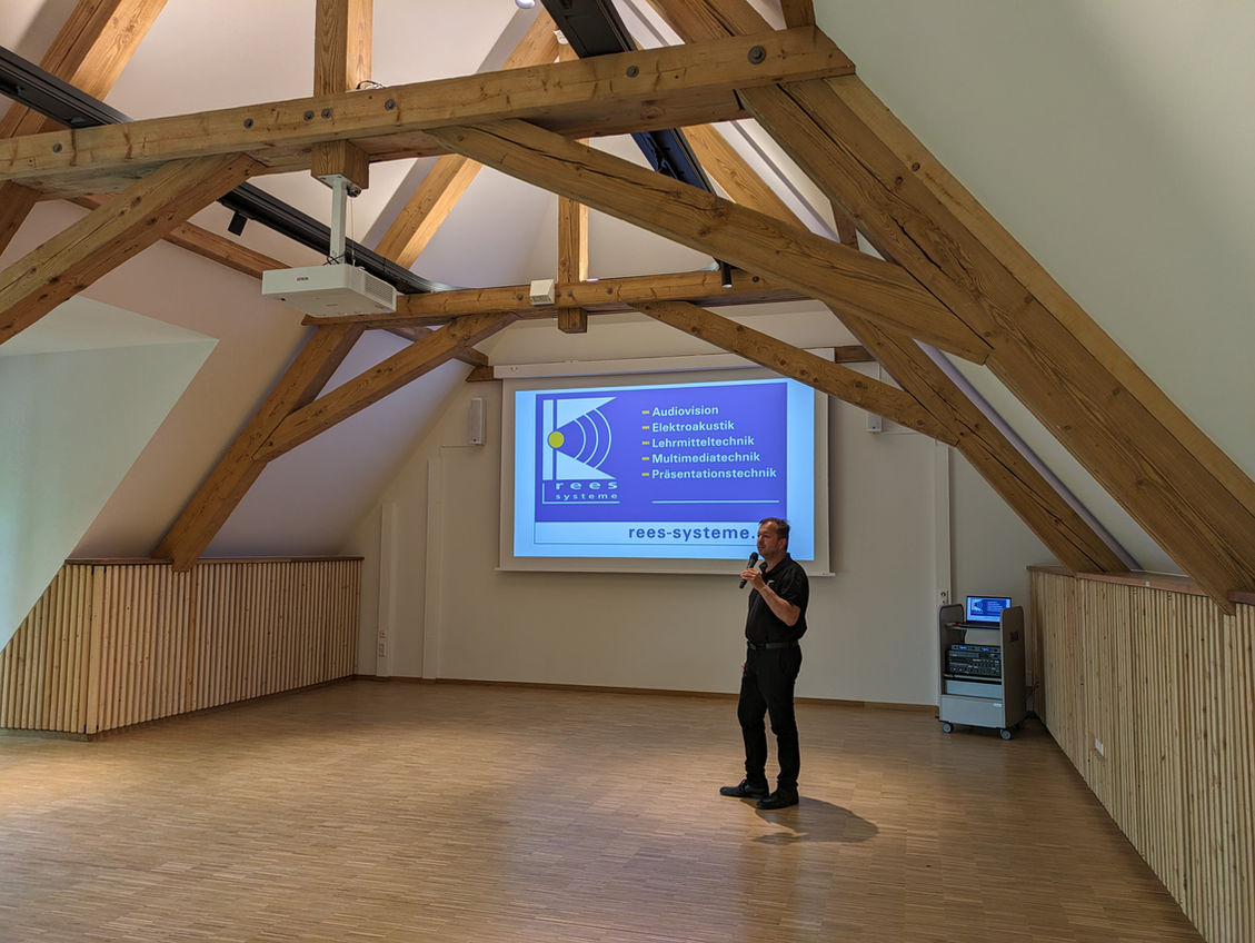 Event-Location zum Mieten mit Beamer, Leinwand, abgestimmter Beschallungsanlage und Mikrofontechnik.