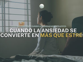 Mujer sentada sola mostrando señales de ansiedad y agotamiento emocional en un entorno cotidiano