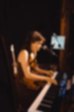 Musicienne au piano pour les Concerts 2025 à la Boîte à Meuh.