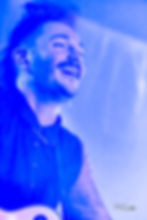 Artiste souriant aux concerts 2026 à La Boîte à Meuh.